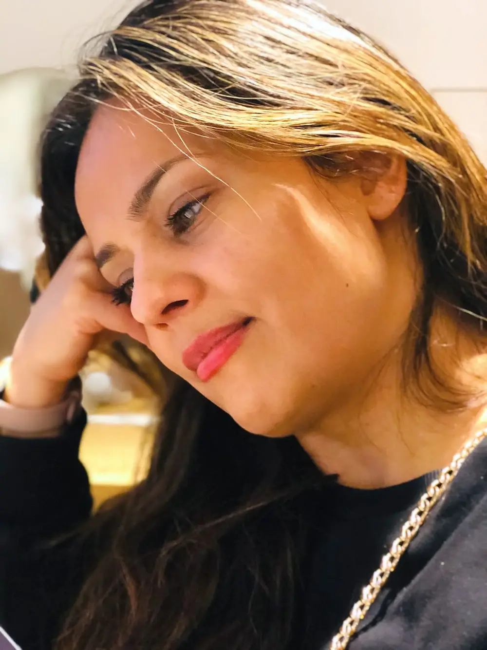 Mariam van der Helm kijkt aandachtig naar beneden, in warm licht
